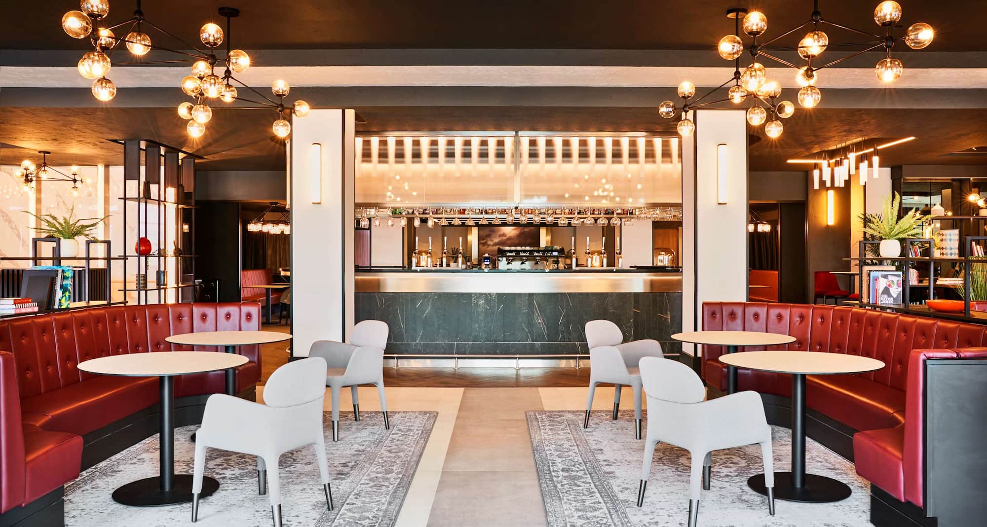 Radisson RED London Heathrow - Loungebar Hope & Glory