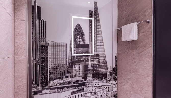 Radisson RED London Heathrow - Guest bathroom