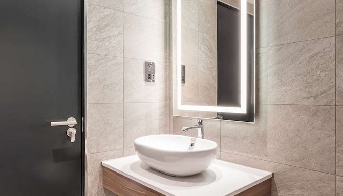 Radisson RED London Heathrow - Guest bathroom