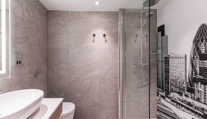 Radisson RED London Heathrow - Guest bathroom