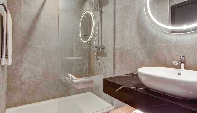 Radisson RED London Heathrow - Badezimmer