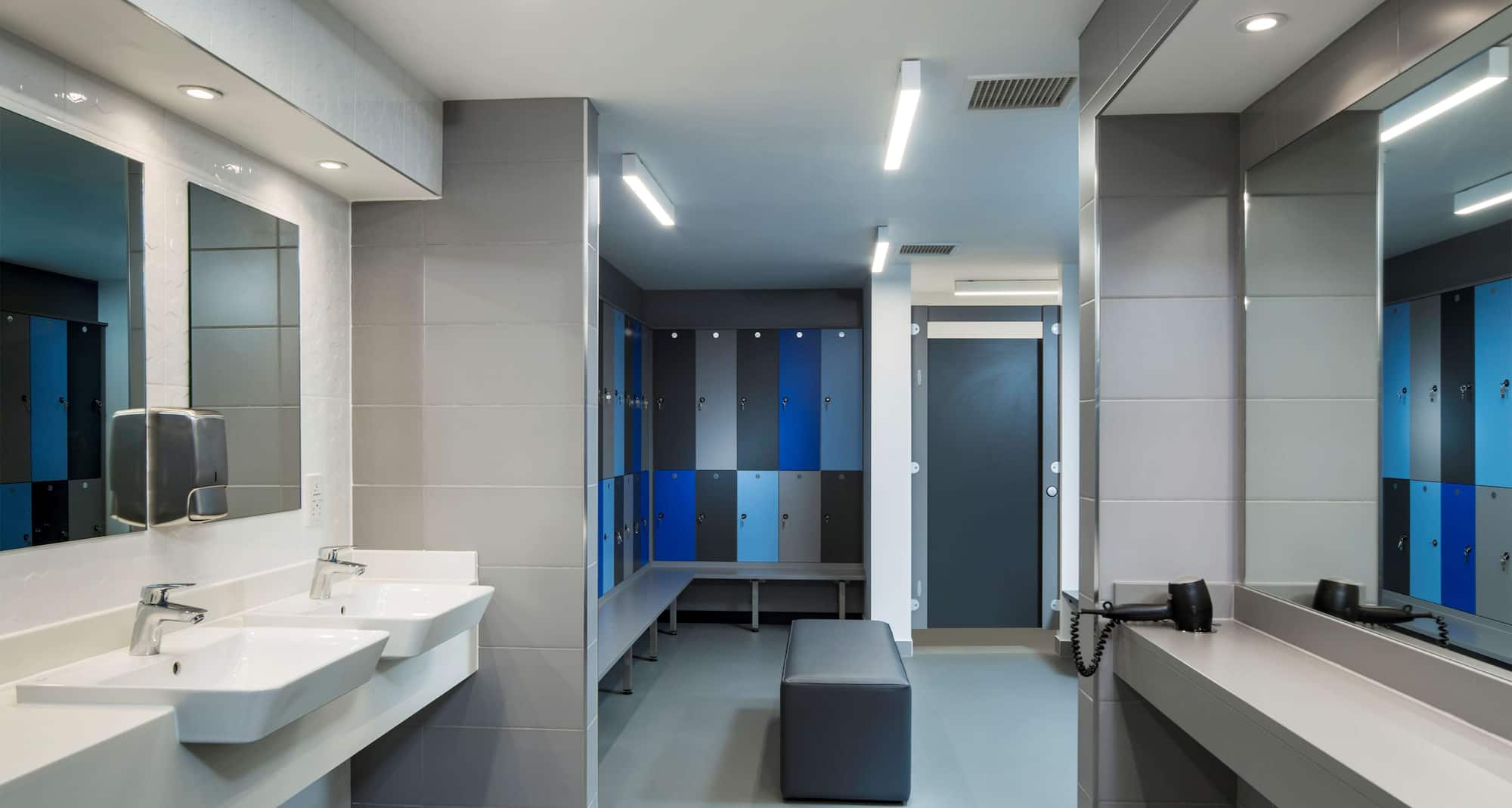 Radisson RED London Heathrow - Health Club changing room facilities