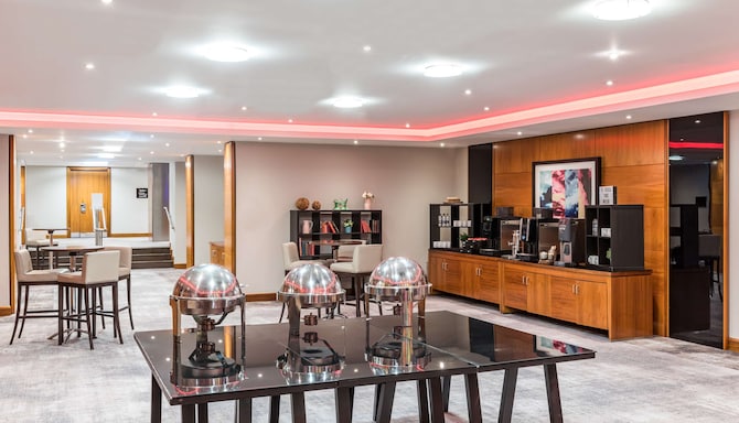 Radisson RED London Heathrow - Breakout area