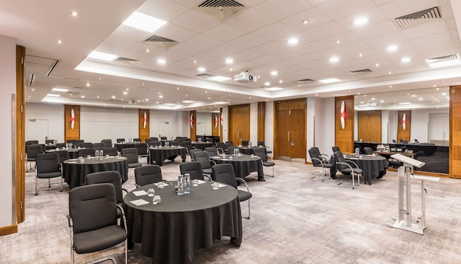 Radisson RED London Heathrow - Atlantis Cabaret