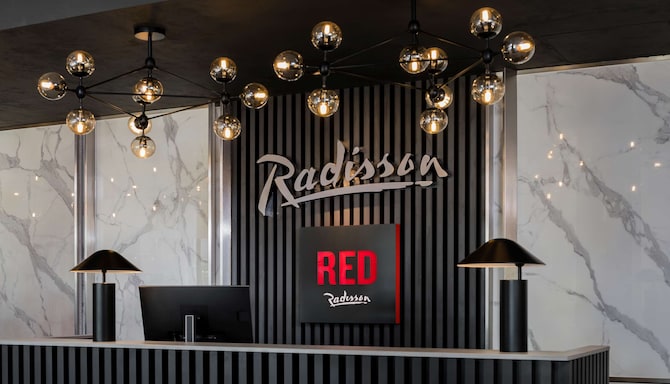 Radisson RED London Heathrow - Reception desks