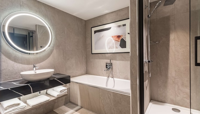 Radisson RED London Heathrow - Suite bathroom