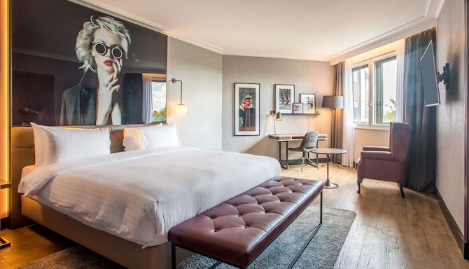 Radisson RED London Heathrow - Executive Suite - Schlafzimmer