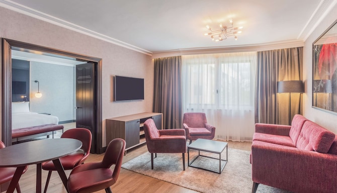 Radisson RED London Heathrow - Suite lounge