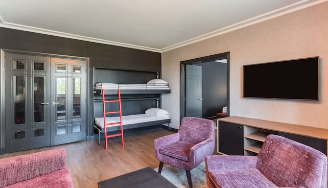 Radisson RED London Heathrow - Executive Suite with Lounge