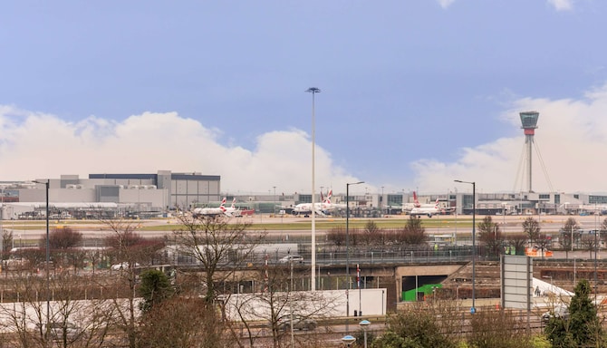 Radisson RED London Heathrow - Rooms with airport view