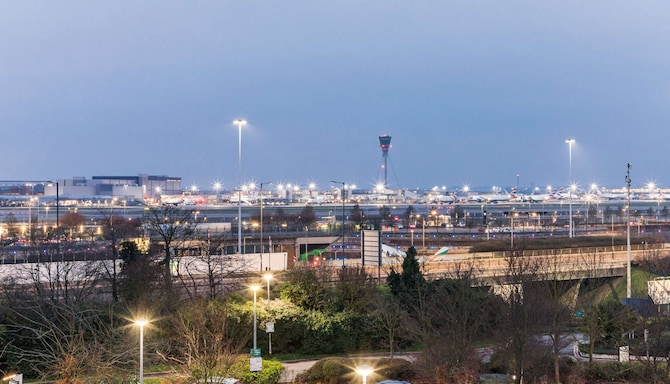 Radisson RED London Heathrow - Airport view from room