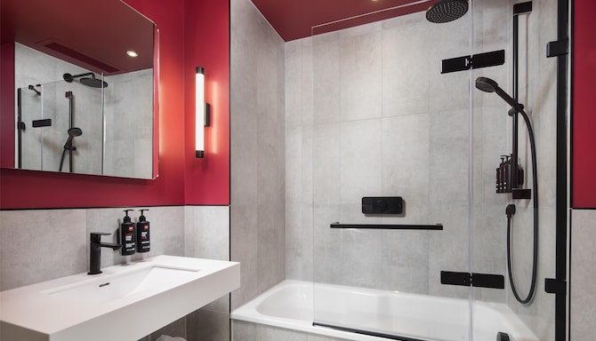Radisson RED London Twickenham - Family Room Bathroom