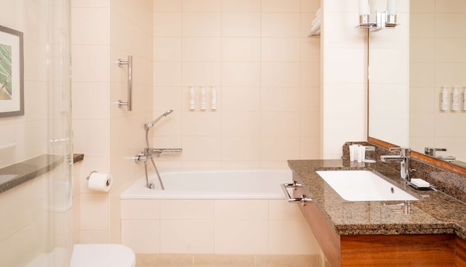 Radisson RED London Twickenham - Suite bathroom