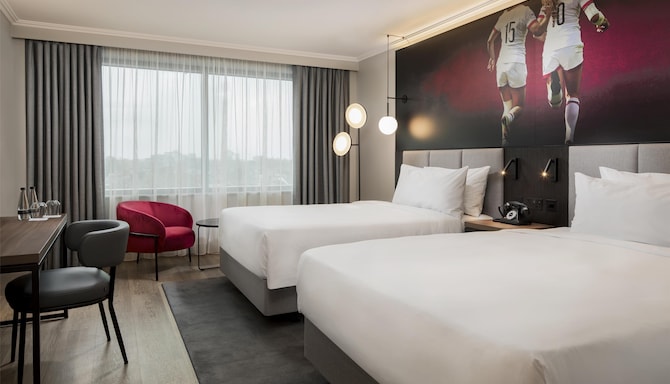 Radisson RED London Twickenham - Family Room Urban View
