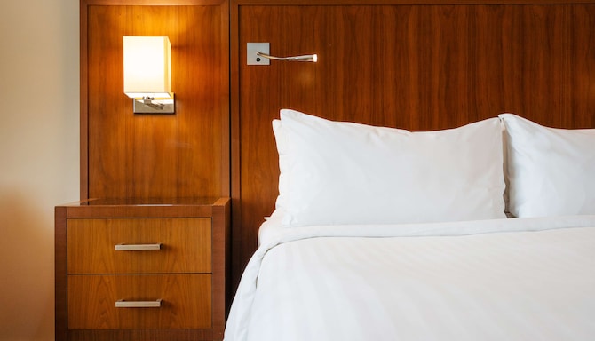 Radisson RED London Twickenham - Guest room detail