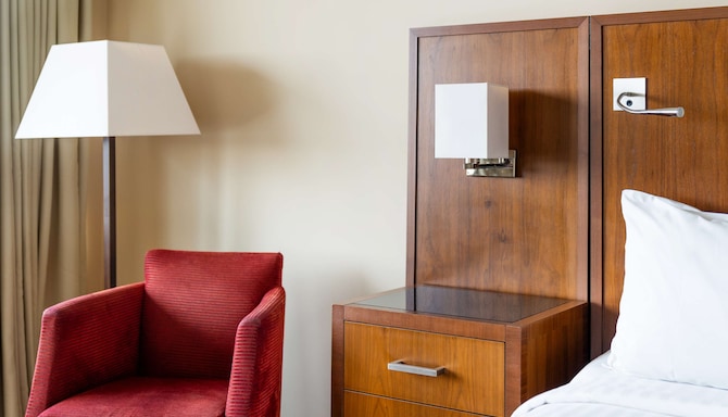 Radisson RED London Twickenham - King Room - Pitch View