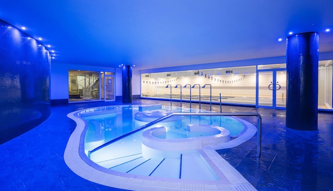 Radisson RED London Twickenham - Spa Pool
