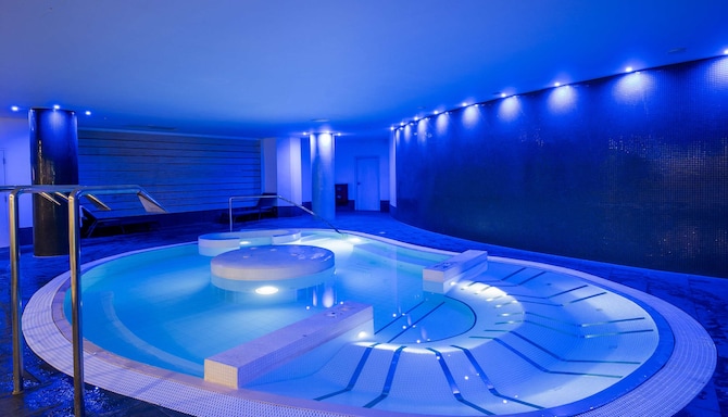 Radisson RED London Twickenham - TW2 Health and Fitness Club