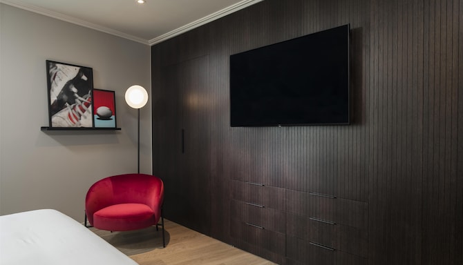 Radisson RED London Twickenham - Legends Suite Bedroom Detail