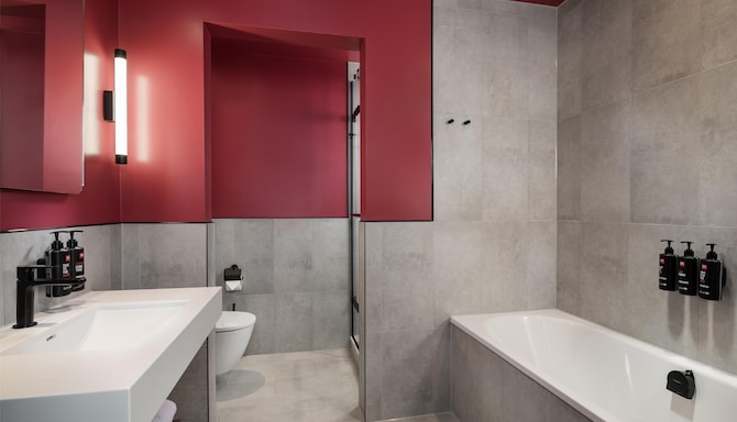 Radisson RED London Twickenham - Suite Bathroom