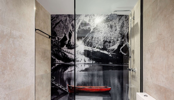 Radisson RED Madrid - Baño de la habitación de invitados