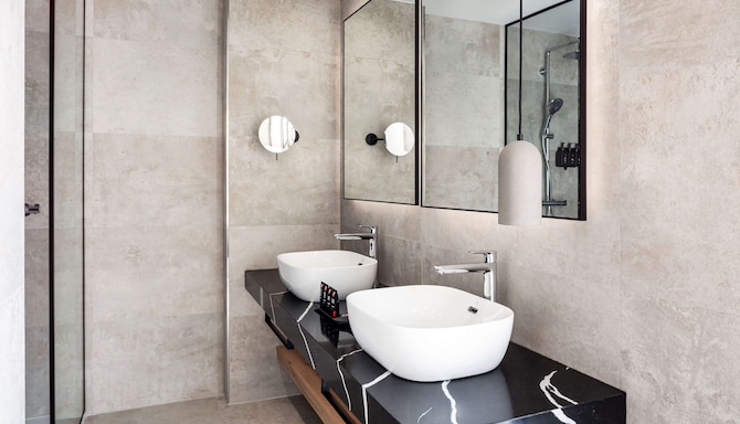 Radisson RED Madrid - Baño de la habitación de invitados