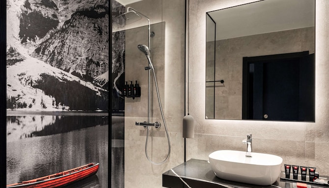 Radisson RED Madrid - Baño de la habitación de invitados