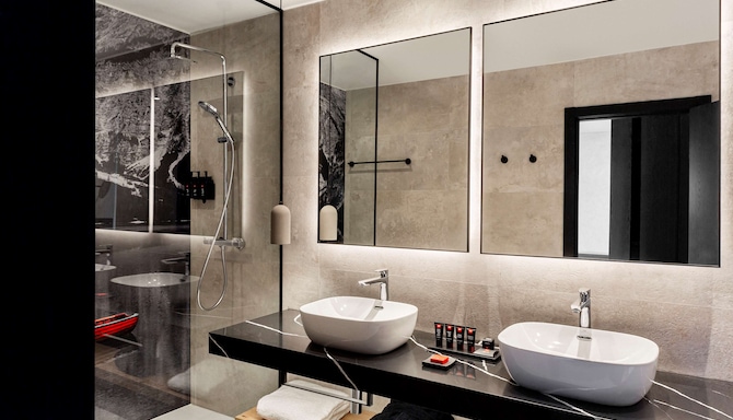 Radisson RED Madrid - Baño de la habitación de invitados