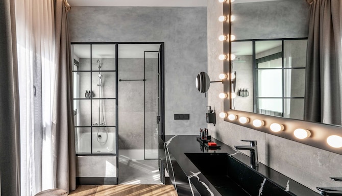 Radisson RED Madrid - Baño de la habitación familiar