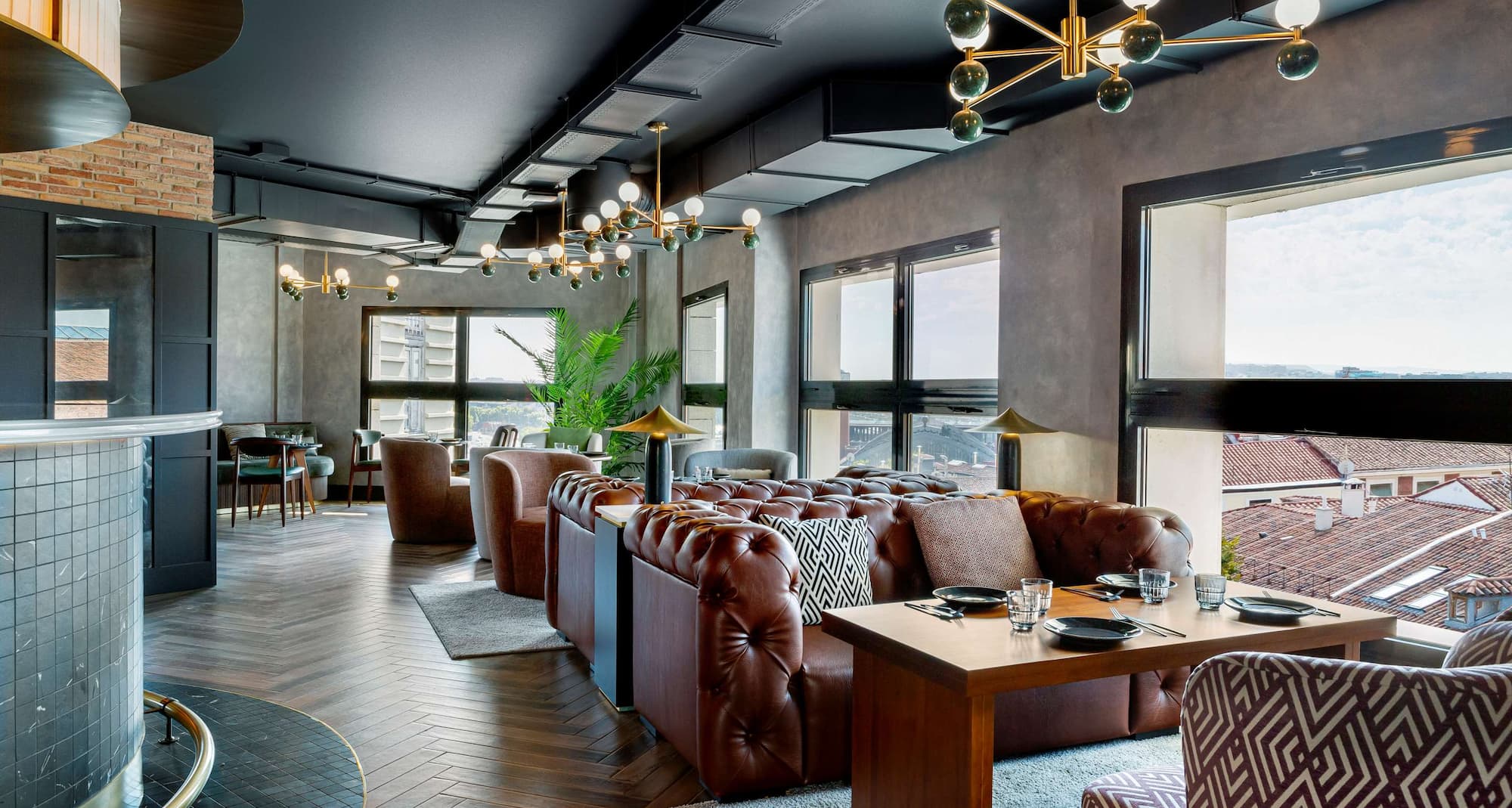 Radisson RED Madrid - Dachterrassenrestaurant Nigiri Basque House