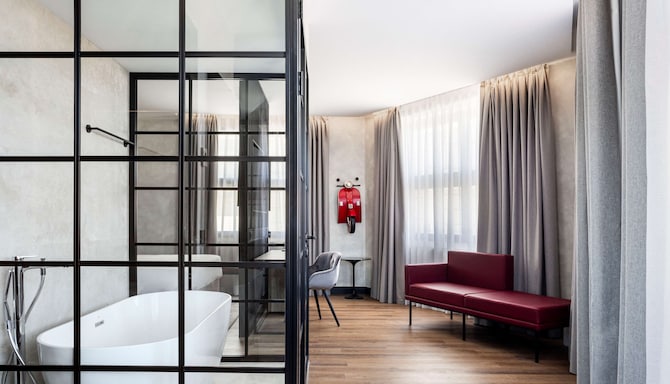 Radisson RED Madrid - Baño de la suite