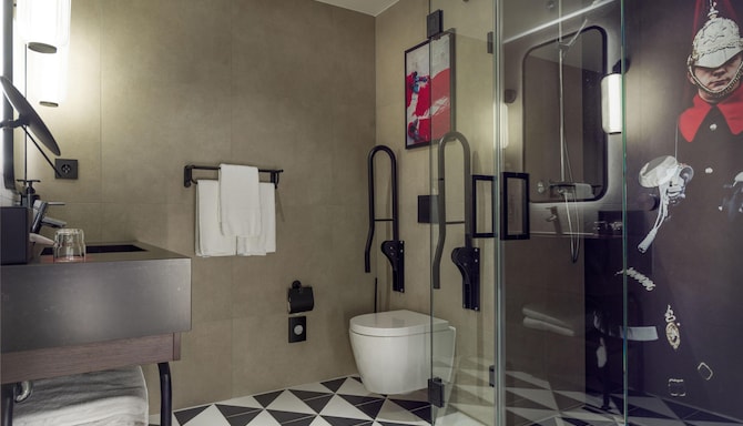 Radisson RED Oslo City Centre, A Verified Net Zero Hotel - Guest Bathroom (Accessible)
