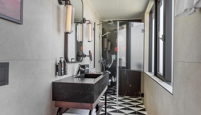 Radisson RED Oslo City Centre, A Verified Net Zero Hotel - Bathroom