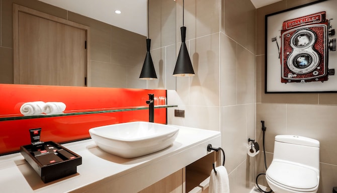 Radisson RED Phuket Patong Beach - Guest room bathroom