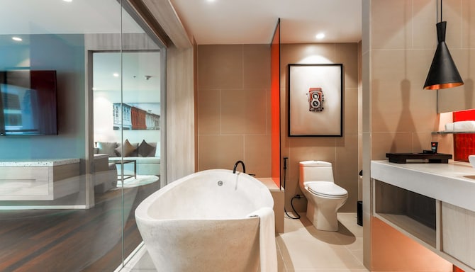 Radisson RED Phuket Patong Beach - Suite bathroom