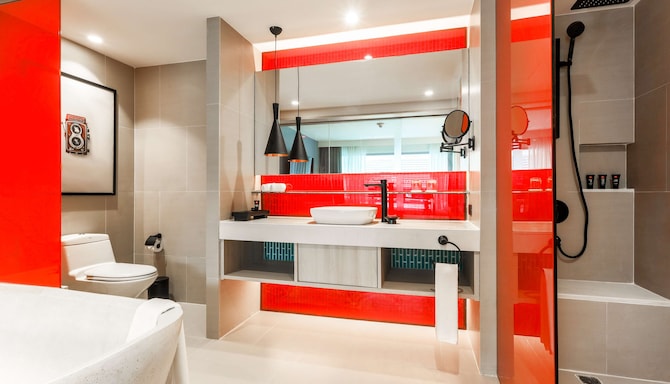 Radisson RED Phuket Patong Beach - Suite bathroom