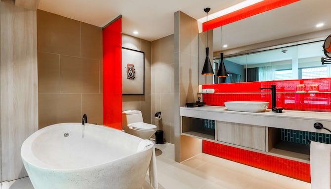 Radisson RED Phuket Patong Beach - Suite bathroom