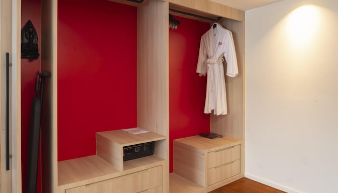 Radisson RED Phuket Patong Beach - Family Suite Closet