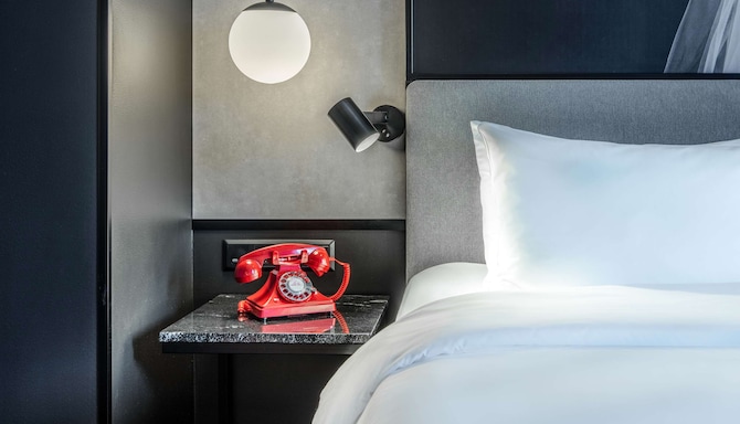 Radisson RED - Guest room