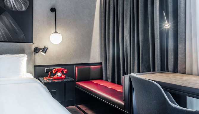 Radisson RED - Guest room