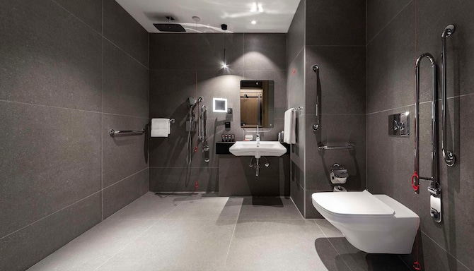 Radisson RED Tbilisi - Ванна в гостевой комнате (доступно)