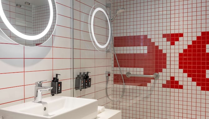 Radisson RED V&A Waterfront, Cape Town - Standard & Superior Room Bathroom