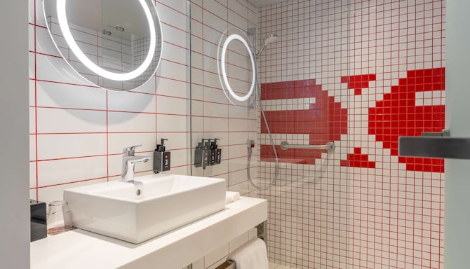 Radisson RED V&A Waterfront, Cape Town - Standard & Superior Room Bathroom