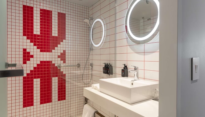 Radisson RED V&A Waterfront, Cape Town - Standard Room - Mountain View Bathroom