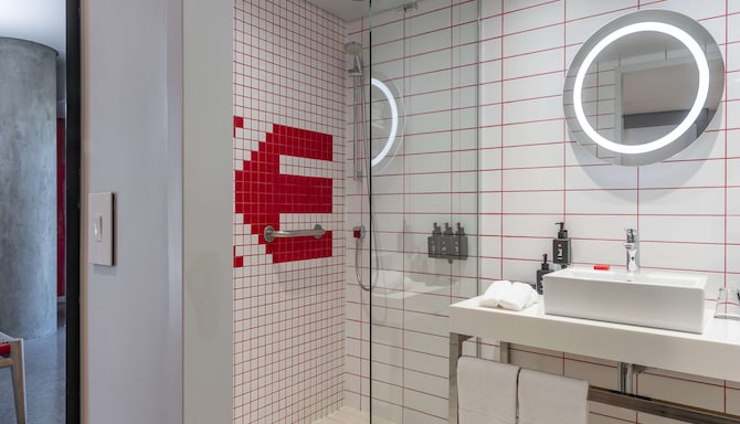 Radisson RED V&A Waterfront, Cape Town - Family Room - Table Mountain View Bathroom