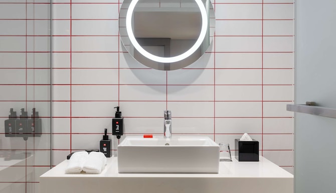 Radisson RED V&A Waterfront, Cape Town - Family Room - Table Mountain View Bathroom