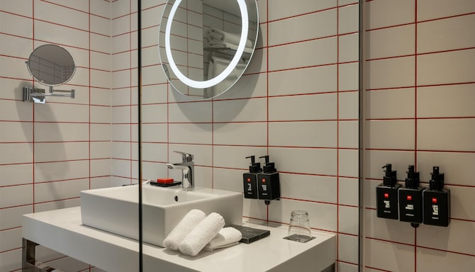 Radisson RED V&A Waterfront, Cape Town - Family Room - Table Mountain View
