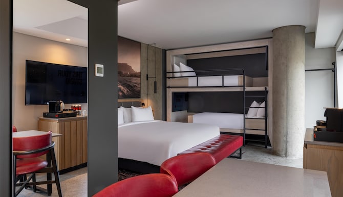 Radisson RED V&A Waterfront, Cape Town - Family Room - Table Mountain View