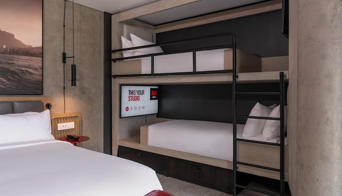 Radisson RED V&A Waterfront, Cape Town - Family Room - Table Mountain View