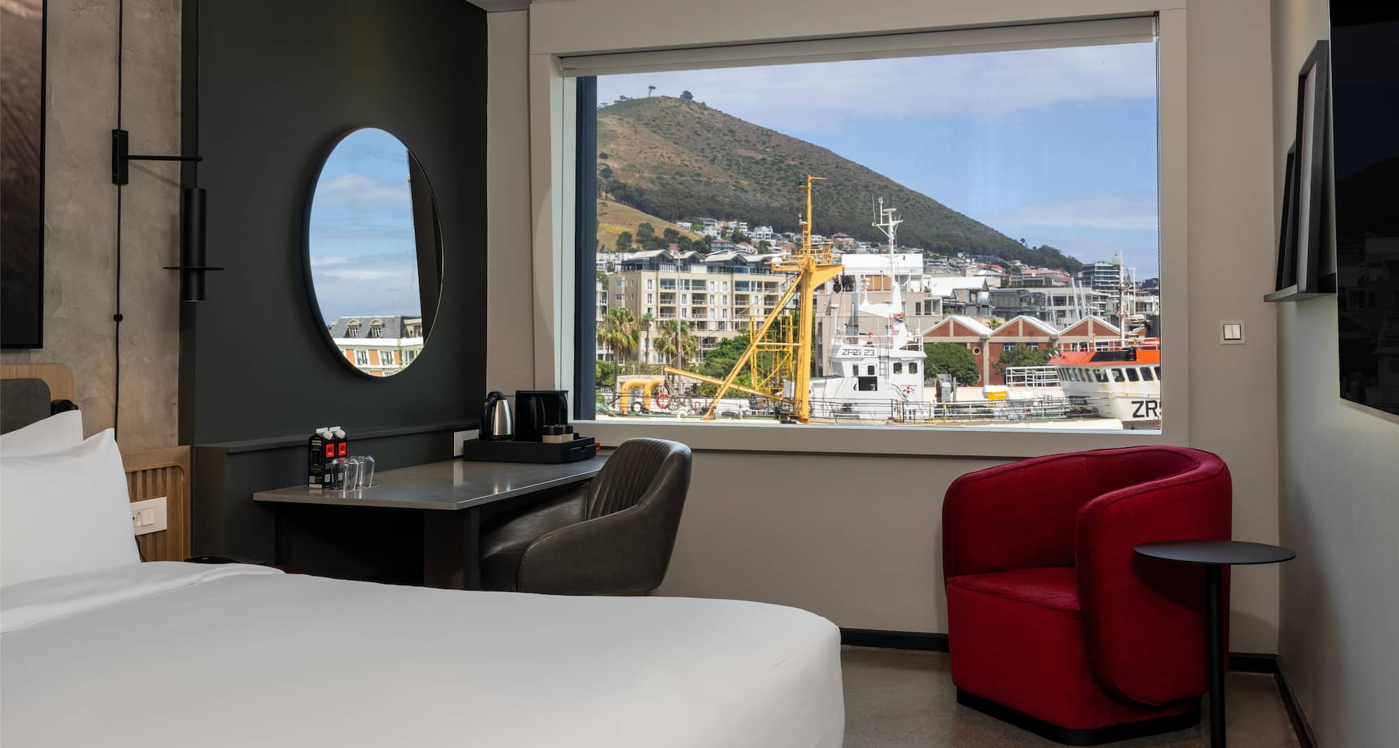 Radisson RED VandA Waterfront, Cape Town - Standard Room - Mountain View